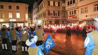 Erste Station auf dem Weg zum Rathaussturm: Auf dem Markt zeigen Wölfe und Herolde, wer in der Stadt wirklich das Sagen hat. Wölfe und Kälte lehrte die Schaulustigen Heulen und Zähneklappern.