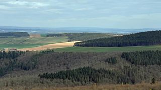 Auf dieser Fläche bei Bronnbach (auf dem Bild vom Uissigheimer Aussichtsturm aus betrachtet) soll eine PV-Anlage Strom erzeugen.