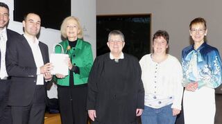 Ehrengäste: Die anwesenden Ehrengäste gratulierten der Sozialstation nicht nur zum 50-Jahr-Jubiläum, sie würdigten auch die großen Verdienste von Monika Wiehl während der letzten 25 Jahre als Geschäftsführerin. Das Bild zeigt (von links) Nick Schuppert (BM Weikersheim), Thomas Metzger (GS Sozialstation), Renate Meixner (Dekanin Evangelische Kirche Weikersheim), Schwester Margarete (ehemalige stellvertretende Oberin/Chefin Ambulante Dienste), Stefanie Hellbaur (stellvertretende Pflegedienstleitung) sowie Elisabeth Krug (Dezernentin Landratsamt für Jugend, Soziales, Gesundheit).