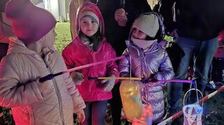 Kleine Kinderaugen strahlten mit ihren Laternen um die Wette, als St. Martin hoch zu Ross in den Schlosshof kam, um mit dem Bettler seinen Mantel zu teilen.