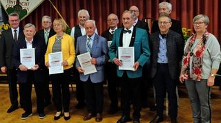 Singen zusammen 570 Jahre: Die Geehrten für 60, 65, 70 und 75 Jahre mit Landrat Dr. Achim Brötel, dem Sängerkreisvorsitzenden Peter Schäfer und der stellvertretenden Vorsitzenden Hilde Berner sowie Kreischorleiter Joachim Kirchgessner.