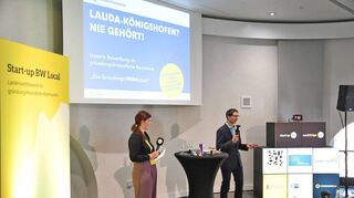 Christoph Kraus (Wirtschaftsförderer der Stadt Lauda-Königshofen) und Sophie Krimmer (Geschäftsführerin Futurelabs) beim Pitch als gründungsfreundliche Kommune im Haus der Wirtschaft in Stuttgart..