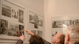 Oberbürgermeister Christian Specht beim Betrachten der ausgestellten Fotografien Robert Häussers.