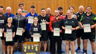 Die Kleinsten spielten groß auf: Levin Würzberger und Svenja Hepp gewannen bei den Tischtennis-Meisterschaften des Bezirks Tauberbischofsheim die Konkurrenzen bei den Herren S und den Damen. Ebenfalls auf dem Bild sind die Sieger des Wettbewerbs Herren B.