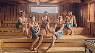 Einfach mal entspannen – im den Wellnessbereichen bei Pfitzenmeier kann man beim Saunagang die Seele wunderbar baumeln lassen.