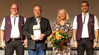 Hubert Mühling (Mitte, mit seiner Frau Sabine), lange Jahre Ortsvorsteher von Altheim, wurde bei einem bunten Abend von den Vereinen und Bürgern verabschiedet.