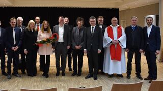 Architektin Heidrun Muffler (Fünfte von links) übergab den symbolischen Schlüssel an Landrat Dr. Achim Brötel (Fünfter von rechts). Dieser reichte ihn umgehend an die tatsächlichen Nutzer des Schulgebäudes weiter: vertreten durch Oberstudiendirektorin Regina Krudewig-Bartel (mit Schlüssel in der Hand).