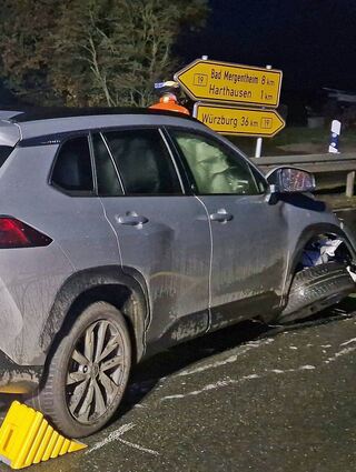 Missachtung der Vorfahrt war wohl die Ursache eines Frontalzusammenstoßes am Donnerstag auf der B 19 in Höhe von Igersheim-Harthausen. Die beiden Insassen wurden leicht verletzt.