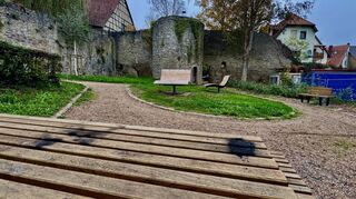 Der neue Tisch der Picknick-Ecke auf dem Hungerturm-Gelände in Tauberbischofsheim wurde bereits verunstaltet.