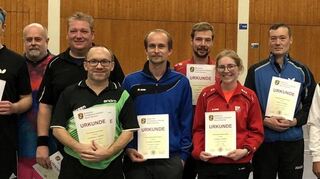 Die Siegerehrung wurde vom Bezirksvorsitzenden Peter Scheurich (rechts) vorgenommen.