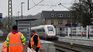 Die Arbeiten an den Bahngleisen in Grünsfeld stehen kurz vor der Vollendung. Aktuell werden noch Geländer angebracht – auch wenn der ICE vorbei fährt.