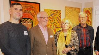 Die Künstlerin Christel Krüger mit (von links) Anatolij Schelhorn (Vorsitzender des Kunstkreises Lauda-Königshofen) sowie Herbert Walterspacher, Günter Deppisch und Ralph Walterspacher (Stiftung „Pro Fratre et Amico“).
