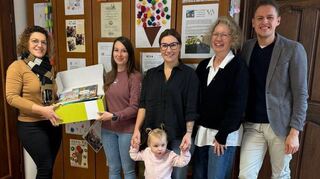 Bunt ging’s zu im Dienstzimmer von Bürgermeister Benjamin Czernin (rechts) bei der Übergabe der Vorlese-Boxen. Über seine Spende freuen sich Carmen Ihle, Julia Rotengass, Selina Kristall und Susanne Schrodt.