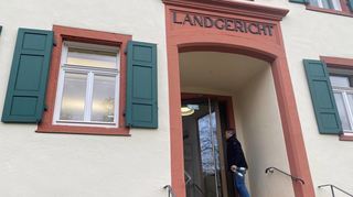 Vor dem Landgericht Mosbach muss sich ein Buchener verantworten. Er soll seine ehemalige Lebensgefährtin drei Mal vergewaltigt und sie mehrfach gewalttätig behandelt haben.