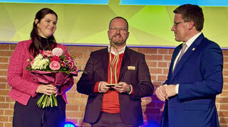 Stolz auf den erstmals ausgelobten Innovationspreis „Spotlight“: Der ehrenamtliche Geschäftsführer Dr. Gunther Wobser und Geschäftsführerin Sophie Krimmer erhielten die Auszeichnung für Futurelabs aus den Händen von Landrat Christoph Schauder.