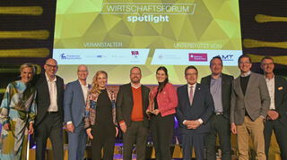 <p>Wirtschaftsforum "Spotlight" in Tauberbischofsheim: Das Bild zeigt (von links) die Moderatoren Prof. Dr. Kim Linsenmayer und FN-Chefredakteur Fabian Greulich, FN-Geschäftsführer Jochen Eichelmann, Fränzi Kühne, Gunther Wobser, Sophie Krimmer (Futurelabs), Landrat Christoph Schauder, Jörg Ernstberger (Geschäftsführer der Südwestmetall Bezirksgruppe Heilbronn/Region Franken, VS-Geschäftsführer Philipp Müller und Peter Vogel (Vorstandsvorsitzender Sparkasse Tauberfranken).<br></p>