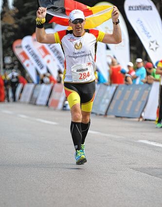 <p>Glücklich im Ziel: Armin Zipf beim 8. Öger Antalay Marathon im türkischen Antalya. Er startete für den Lauftreff des TV Niederstetten.</p>
