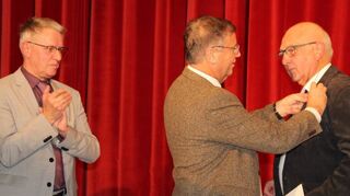 Die Landesehrennadel überreichten Minister Peter Hauk und Bürgermeister Dr. Norbert Rippberger an Rolf Link.