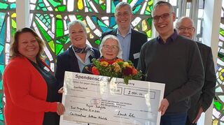 Bei der Scheckübergabe (von links): Die Babylotsin Lina Krisciuniene, zweite Vorsitzende Manuela Zahn, Vorsitzende Sr. Maria-Regina Zohner, der Leiter der Caritas-Region Heilbronn-Hohenlohe Ulf-D. Schwarz, Schatzmeister Marco Volkert und der Geschäftsführer des Fördervereins Helmut Wolf.