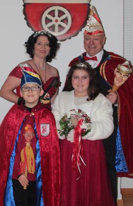 Prinzessin Heike I. und Prinz Steffen I. (Holler) sind das neue Prinzenpaar der Schnocken, Lisa II. (Deubel) und Noah I. (Hoinisch) das neue Kinderprinzenpaar.