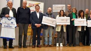 Unterhaltsam, informativ, kurzweilig und die stolze Summe von 7700 Euro für sechs soziale Einrichtungen – so der Benefizabend in Grünsfeld auf einen Nenner gebracht. Groß war die Freude bei den Beschenkten sowie bei den Offiziellen Lothar Derr, Aron Schmidhuber, Landrat Christoph Schauder (von links), Knut Kircher (Sechster von links), Gerd Mauersberger (Neunter von links), Uwe Rapolder, Manfred Kaltz, Organisator Klaus T. Mende, Thomas von Heesen, Jürgen Umminger, Benjamin Brand sowie Bürgermeister Joachim Markert (Siebter bis Erster von rechts).