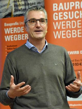 Knut Kircher bei seinem Vortrag zum Videoassistenten.