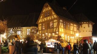 Der Tauberbischofsheimer Weihnachtsmarkt findet wieder im besonderen Ambiente vor dem Kurmainzischen Schloss statt.
