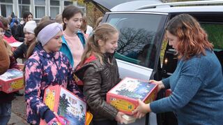 Das Verladen der Weihnachtspäckchen mit Lehrerin Diana Orthober für den Transport nasch Würzburg.