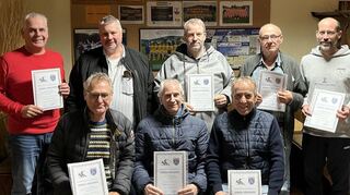 Die Geehrten (sitzend von links) Herbert Bieber, Bernhard Geisler,Christian Schäffner, (stehend von links) Martin Michelbach, Präsident Jörg Aeckerle, Berthold Schweikert, Norbert Bamberger und Jochen Spiller.