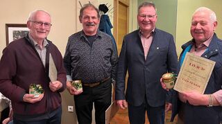 Für ihre jahrzehntelange Treue zum Gesangverein Liederkranz Nassig wurden Jürgen Ruhmer, Günter Adelmann, Axel Kempf und Roland Rücker ausgezeichnet. Axel Kempf (Zweiter von rechts) erhielt für 40 Sängerjahre die goldene Ehrennadel des Badischen Chorverbands.