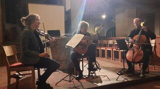 Wunderbare Klänge aus der Welt des Tangos, Klezmers und Jazz gab das Musiktrio mit Bernhard und Laura von der Golz sowie Uwe Schachner zu Gehör.