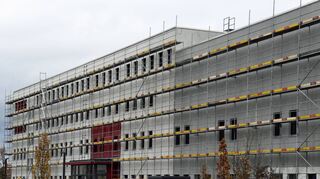 Derzeit eingerüstet: Das Krankenhausgebäude im Stadtteil Reinhardshof.