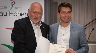 Achim Beck (rechts) gratuliert dem scheidenden Vorsitzenden Dr. Friedrich Bullinger zur Ernennung zum Ehrenpräsidenten des Turngaus.