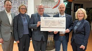 Der Freundes- und Förderkreis glaubt an die Zukunft des Hardheimer Krankenhauses. Und so gab er eine Spendenzusage in Höhe von bis zu 100 000 Euro in den nächsten fünf Jahren für die Umstrukturierung des Hauses, speziell für die Ausgestaltung des neuen ambulanten Aufwach-, Besprechungs- und Behandlungsbereichs. Das Bild zeigt die drei Vorstandssprecher Tobias Künzig, Brigitte Scheuermann und Dr. Petra Sitterberg sowie Krankenhausverwalter Lothar Beger und Stefan Grimm, Bürgermeister und Vorsitzender des Krankenhausverbandes Hardheim-Walldürn.