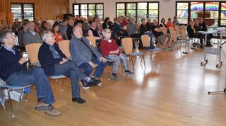 Synodenvorsitzender Pfarrer Michael Dahlinger lud die Synode ein, bei der Frühjahrstagung am 9. Mai 2025 über weitere Veränderungen in den Abläufen ins Gespräch zu kommen.