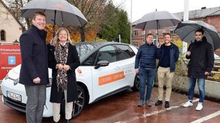 Das zweite Carsharing-Fahrzeug in der Kreisstadt wurde nun in Betrieb genommen (von links): Wolfgang Reiner(Sparkasse Tauberfranken), Bürgermeisterin Annette Schmidt, Siegfried Scheidel (Sparkasse Tauberfranken, Fabian Fluhrer (Stadtwerk Tauberfranken) und Alexander Stiller(Stadt Tauberbischofsheim).