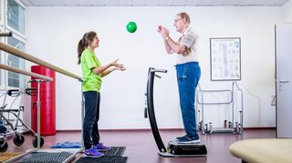 Therapeutin mit Patient in einer Mediclin-Klinik. Auch im Wertheimer Krankenhaus gibt es bald neurologische Rehabilitationsangebote.