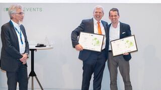 Gute Laune bei Gewinner Roland Rüdinger (Zweiter von links) und Benedikt Roßmann (rechts) nach der Verkündung des Ergebnisses.