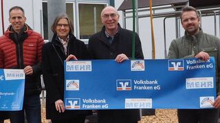 Bei der Spendenübergabe am BGB: Frank Pahl (ehemaliger Vorsitzender Verein der Freunde BGB), Tizian Busch (DHBW-Student Volksbank Franken), Achim Wawatschek (stellvertretender Schulleiter), Bankdirektorin Karin Fleischer, Jochen Schwab (Schulleiter) und Heiko Bauer (Vorsitzender Verein der Freunde BGB).