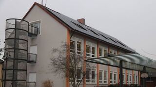 Mit dem Umbau der Rosenberger Grundschule soll 2025 begonnen werden, aber erst dann, wenn die ersten Zuschüsse genehmigt sind. Förderanträge wurden bereits gestellt, aber bisher noch nicht bewilligt.
