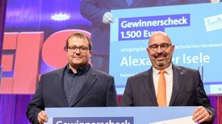 Den mit 1500 Euro dotierten Preis als Jahrgangsbester in einem technischen Handwerk erhielt Feinwerkmechanikermeister Alexander Isele aus Walldürn (links) von der Inter Versicherungsgruppe, überreicht durch Vertriebsvorstand Michael Schillinger (rechts).