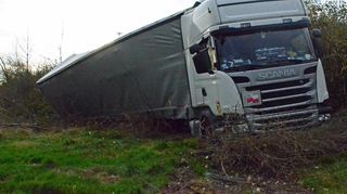 Ein Lkw ist bei Heidersbach die Böschung hinabgefahren. Für die Bergung musste die B 27 voll gesperrt werden.