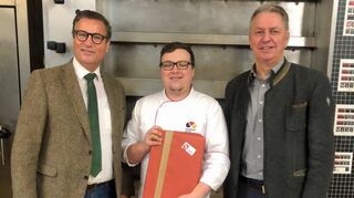 René Wieczorek (Mitte) ist der neue Inhaber der Bäckerei Münkel-Burkhard. Dazu beglückwünschten ihn Minister Peter Hauk (links) und Bürgermeister Dr. Norbert Rippberger.