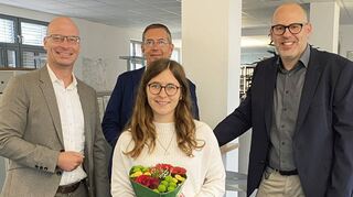 Juliana Kiefel, Content Managerin in der Redaktion der Fränkischen Nachrichten, wurde von der IHK Heilbronn-Franken als landesbeste Auszubildende im Bereich Medienkauffrau Digital und Print ausgezeichnet. Entsprechend groß war die Freude auch bei (von links) FN-Geschäftsführer Jochen Eichelmann, Deskchef Olaf Borges und Chefredakteur Fabian Greulich.