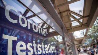 Der Angeklagte, dem Millionenbetrug vorgeworfen wird, betrieb in Mannheim und sechs weiteren Standorten in Baden-Württemberg Corona-Teststationen.