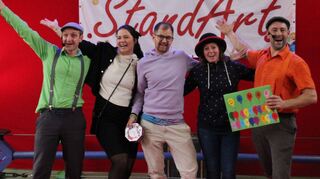 Tobias Kirstgen, Liza Pfannenschwarz, Florian Pfannenschwarz, Lydia Ebermann und Daniel Lorenz freuen sich über den Erfolg des Schulzirkusprojekts.