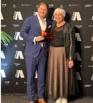 Thomas Siffling nimmt von Claudia Roth den Preis entgegen.