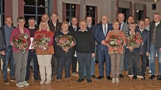 26 Stadt- und Ortschaftsräte ehrte Oberbürgermeister Udo Glatthaar (Mitte) für ihr langjähriges Engagement – an vorderster Stelle Klaus Wunderlich und Thomas Tuschhoff.