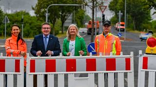 Anlässlich der Sanierung der Kreuzung auf Höhe des Obi-Baumarktes in Tauberbischofsheim informierten sich Anfang September (von links) Hanna Kuznetsova, Landrat Christoph Schauder, Bürgermeisterin Anette Schmidt und Straßenbauamtsleiter Markus Metz über den Fortschritt der Baustelle.