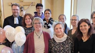 Das Kindergartenteam mit Pfrarrer Thomas Schnücker verabschiedete Karin Wiederrich in den Ruhestand.